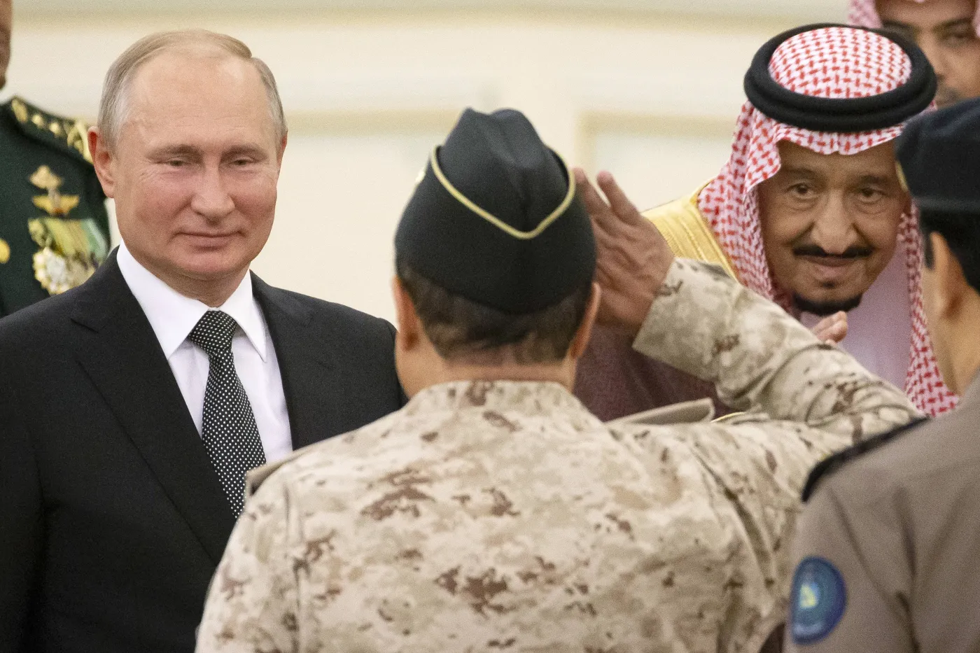 Przeklęty trójkąt. Europa w pułapce Putina, Xi i Salmana
