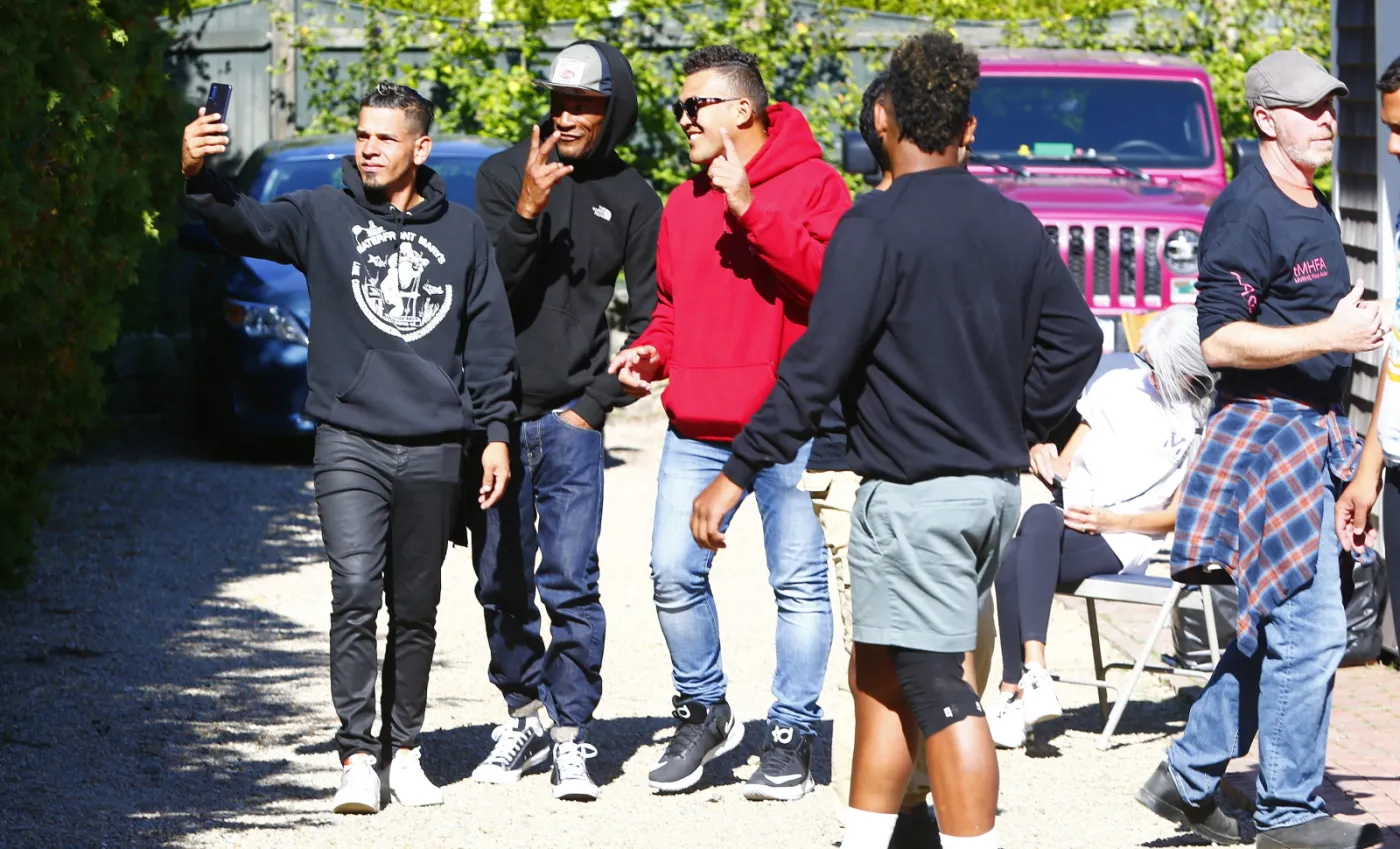 Gubernator Florydy wysłał dwa samoloty z imigrantami do Massachusetts. Tak to uzasadnił...