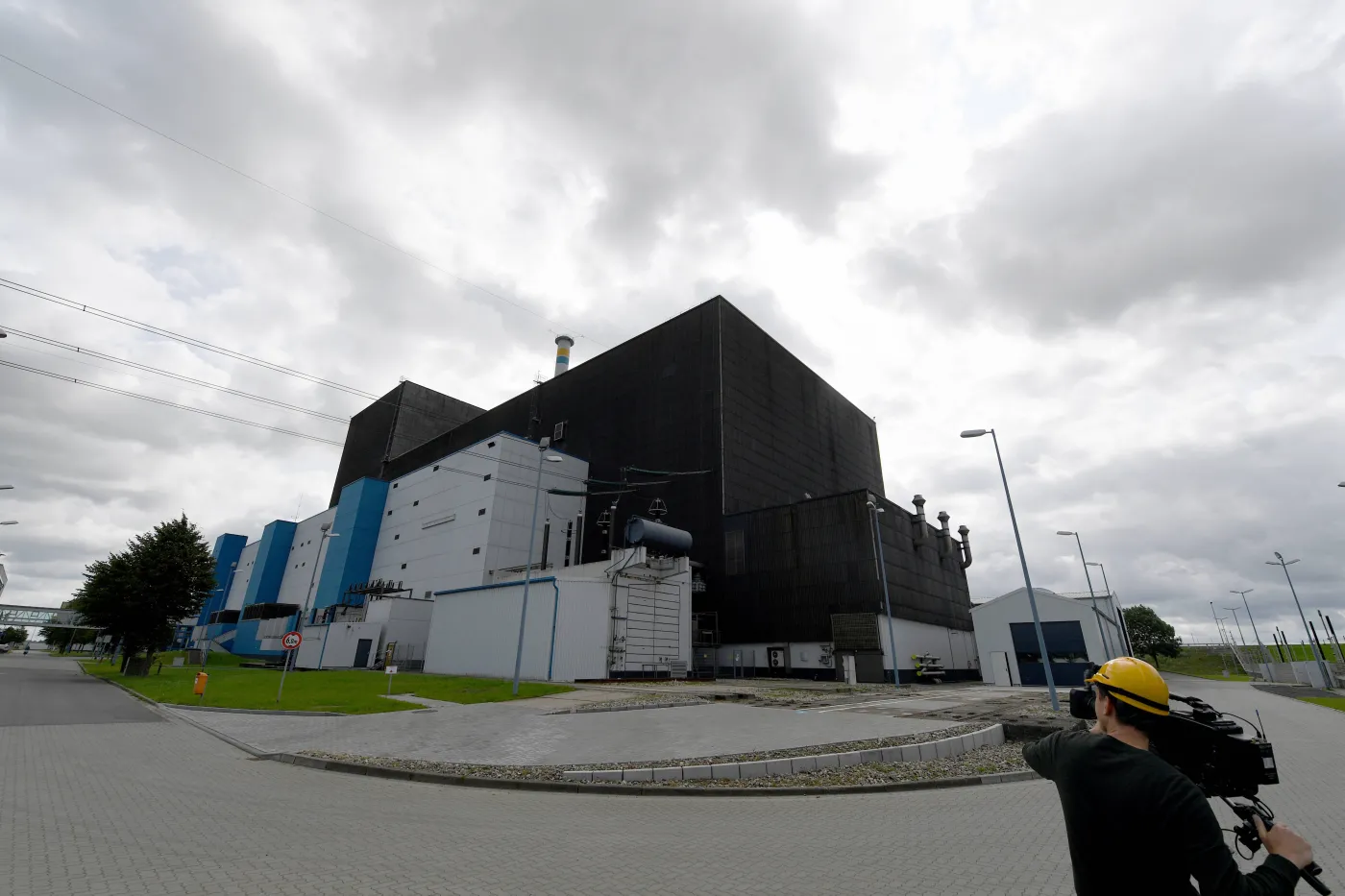 Wyciek z elektrowni jądrowej w Niemczech. Wykryto "niewielkie skażenie radioaktywne"