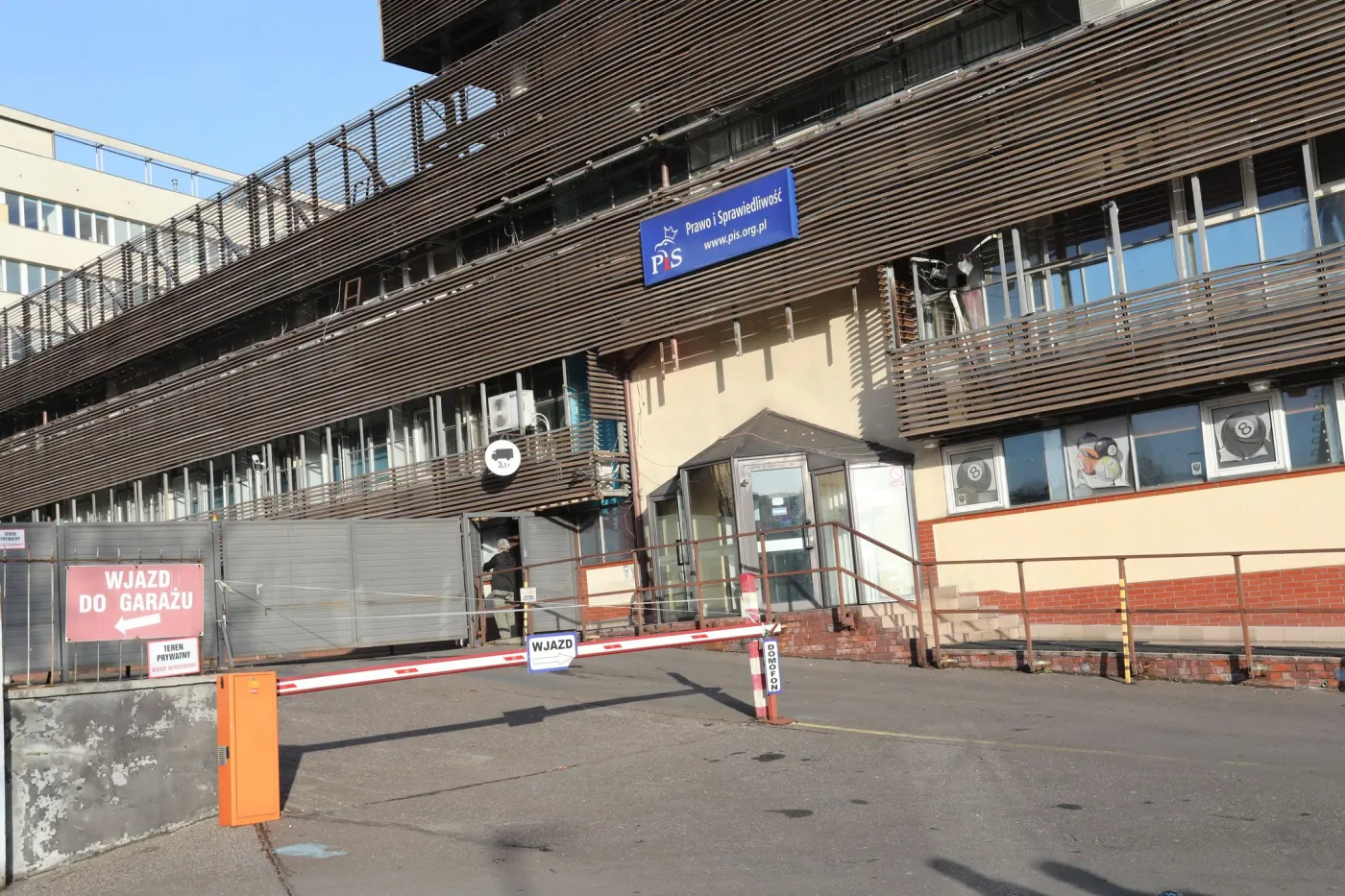 Próba wtargnięcia do siedziby PiS. Rzecznik rządu: Panie przewodniczący Tusk...