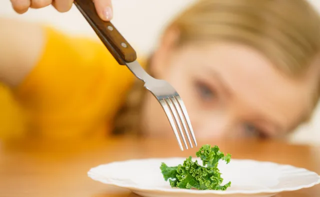 Kogo innego dotyka ortoreksja, a kogo innego jedzenie emocjonalne. Spore różnice