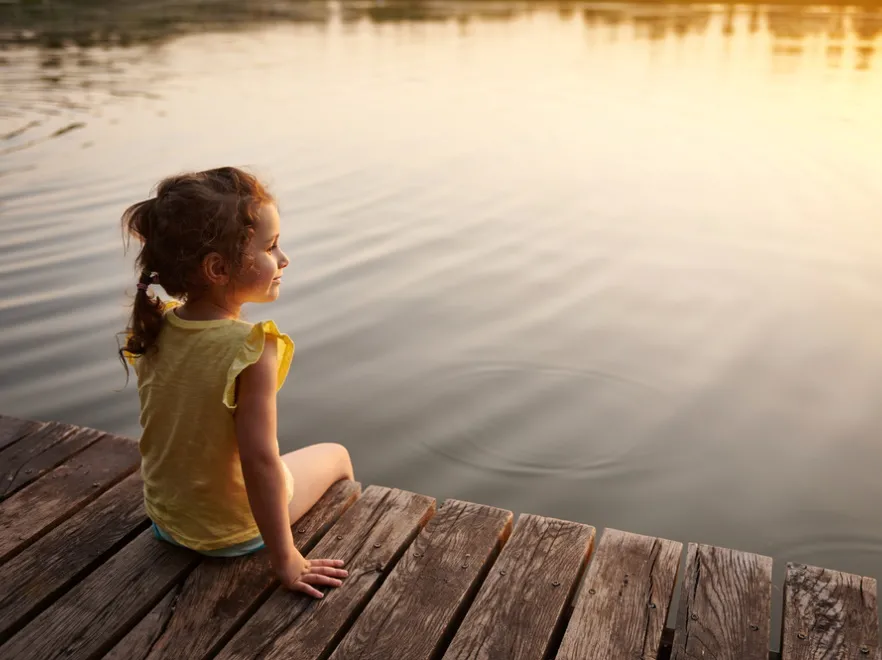 Nad rzekę/jezioro/morze marsz! Badanie pokazało, jak dzieciństwo nad wodą wpływa na zdrowie psychiczne