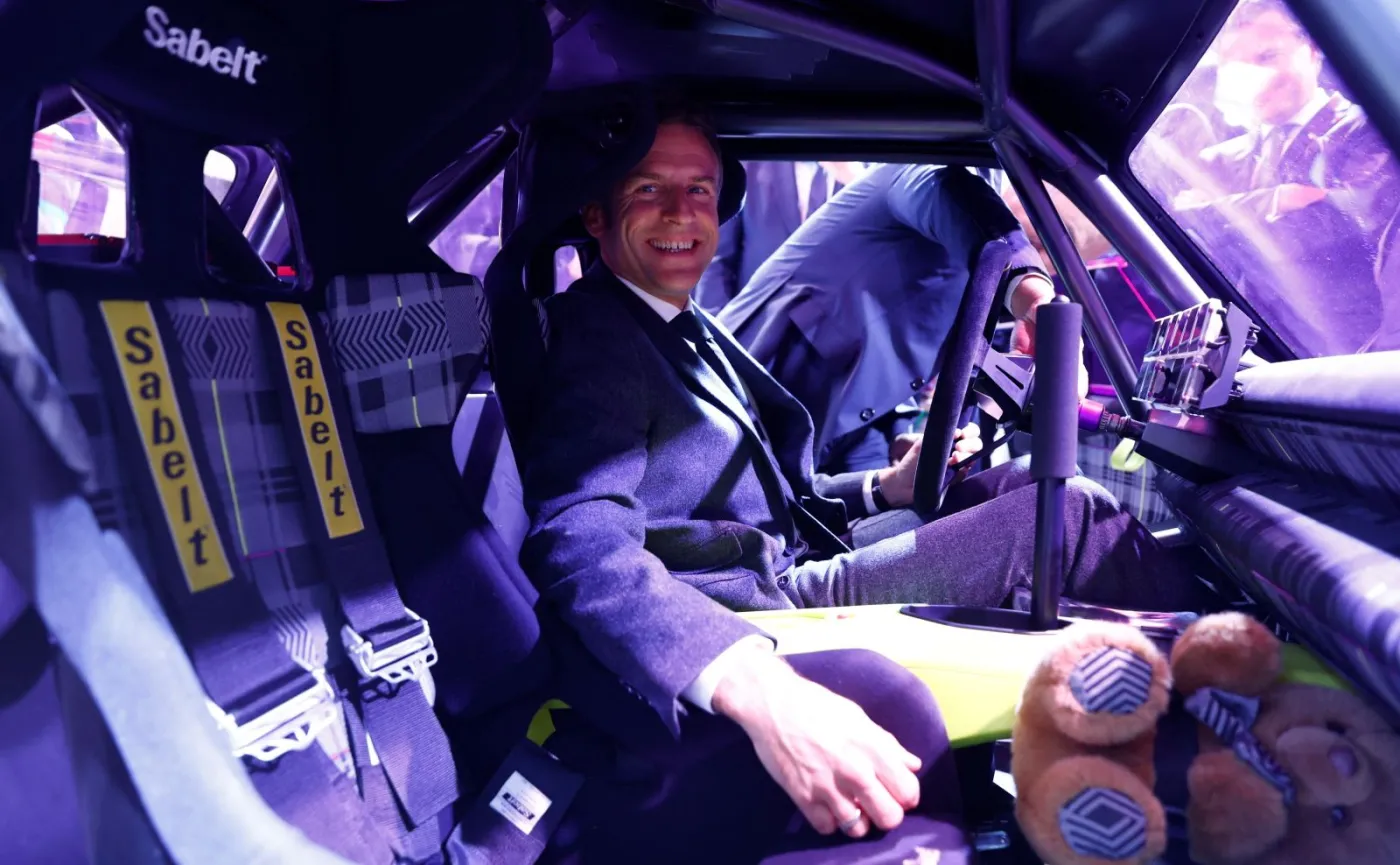 emmanuel-macron-na-stoisku-renault-37595187.jpg