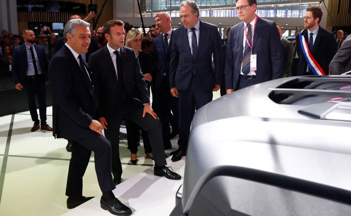 emmanuel-macron-na-stoisku-renault-37595288.jpg