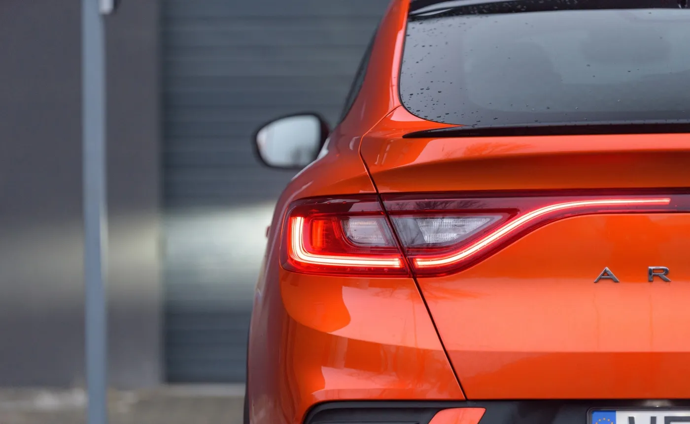 Renault Arkana szokuje wyglądem i zaskakuje osiągami. Polacy pokochali nowy gatunek SUV-a