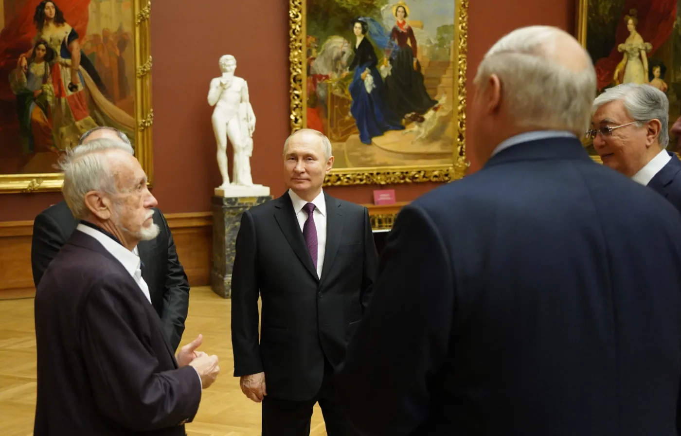 Osiem pierścieni dla przywódców WNP. Jeden dla Putina, by... wszystkimi rządzić?