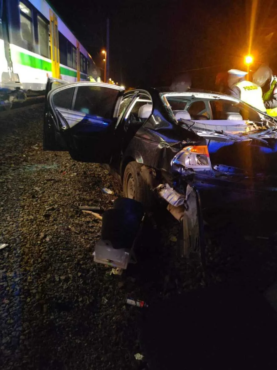 Wrak BMW po zderzeniu z pociągiem