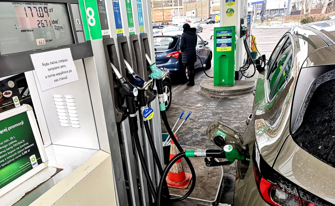 tankowanie-benzyny-na-stacji-paliw-37425867.jpg