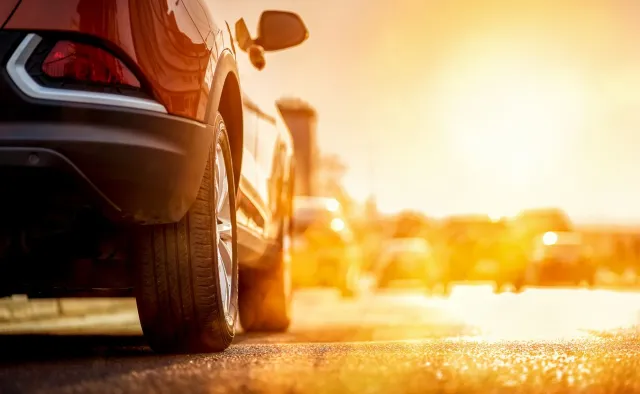 Zostawił psa w nagrzanym aucie. Policjanci wybili szybę, żeby go ratować