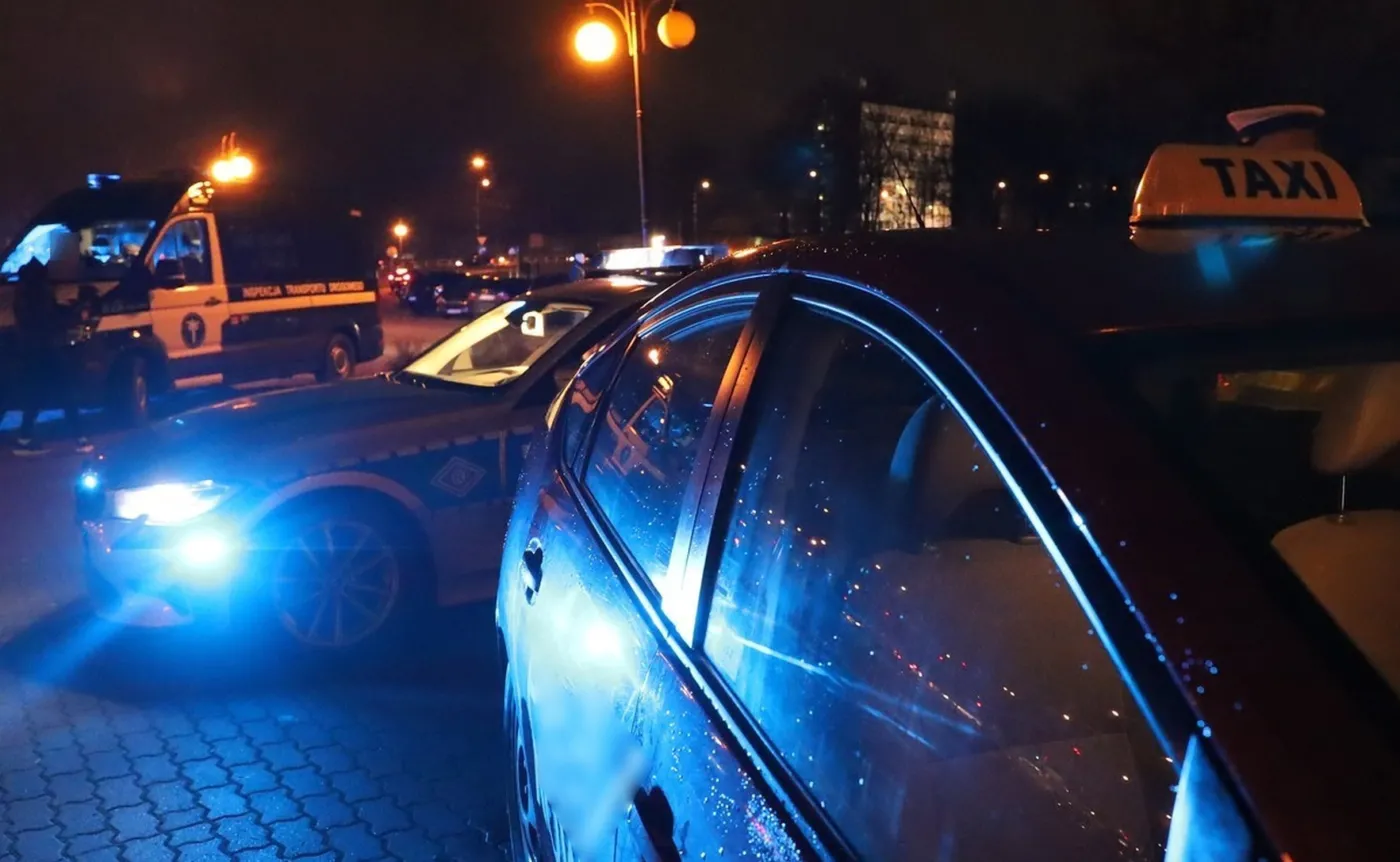 Napaść seksualna w taksówce na aplikację. Kierowca usłyszał zarzuty