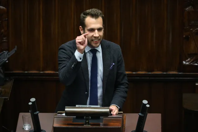 "Lewacka galeria". Odważny wernisaż w rocznicę chrztu Polski. Solidarna Polska grzmi: "Skandal. Zrównywanie człowieka ze zwierzętami"