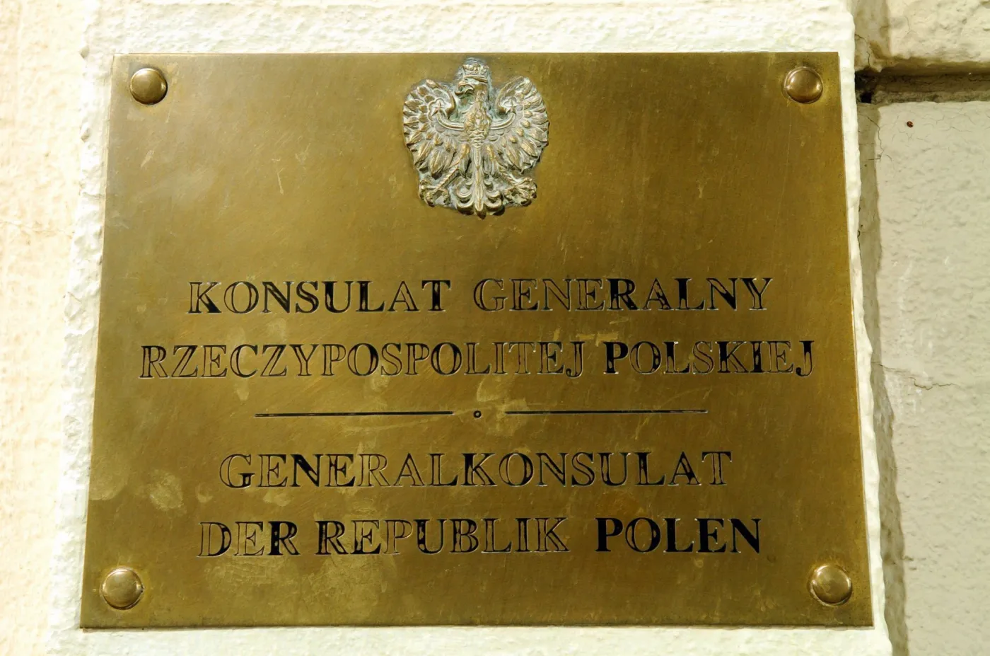 Tabliczka na murze budynku polskiego konsulatu generalnego w Monachium
