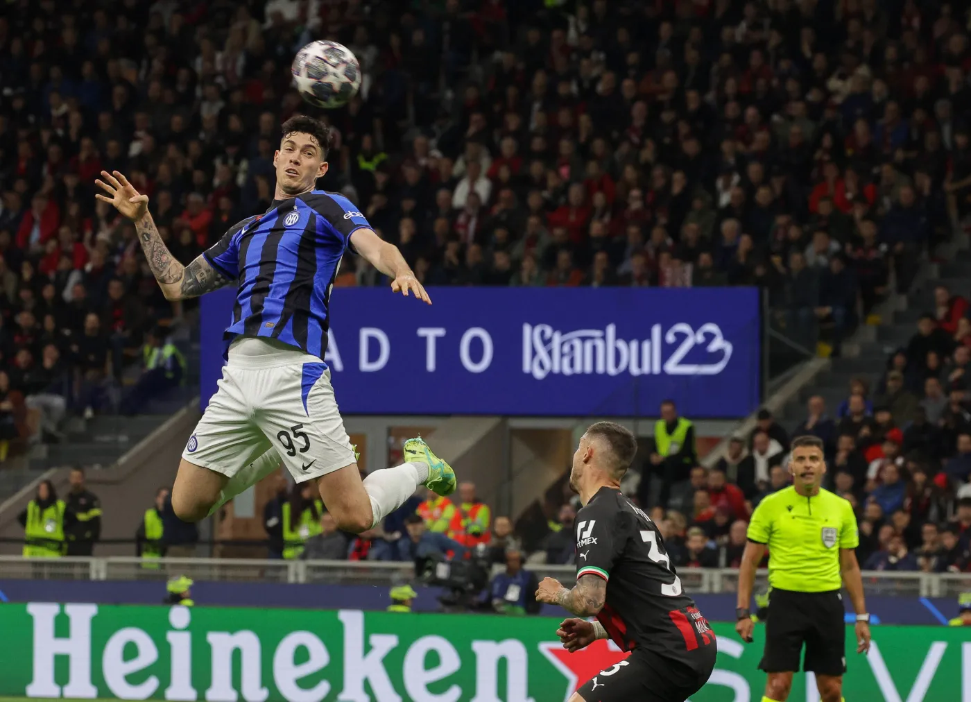 Inter sprawę awansu mógł załatwić już w pierwszym meczu. AC Milan ma szczęście, że przegrał tylko 0:2 [WIDEO]