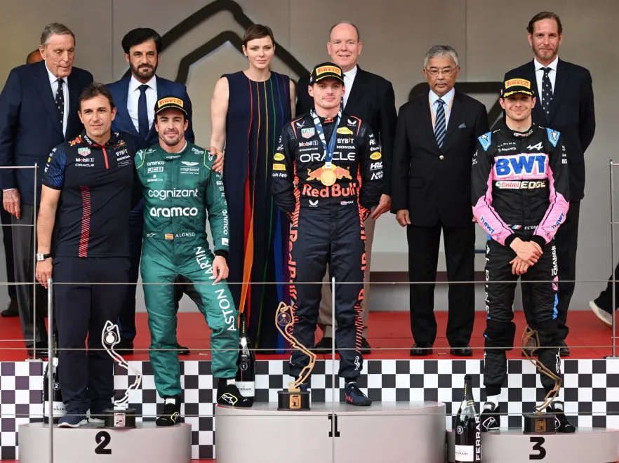 Na ciele tęcza, na twarzy - cierpienie. Media komentują pojawienie się księżnej Charlene na zawodach F1 [FOTO]