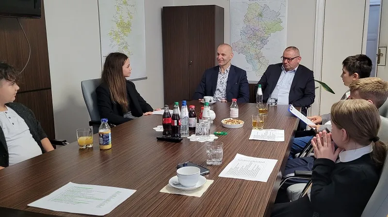 slask-wicemarszalkowie-lukasz-czopik-i-krzysztof-klimosz-z-dzieciakami-0-37815722.jpg
