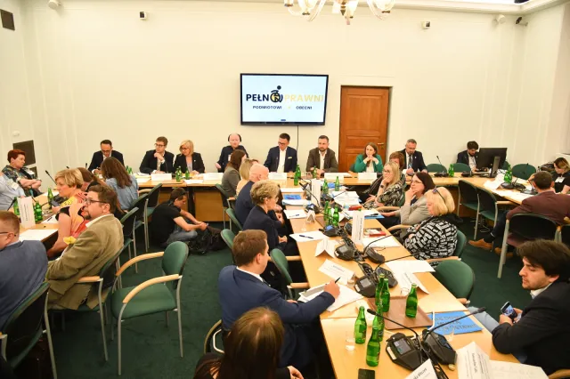 Osoby z niepełnosprawnościami nie wpuszczone na obrady komisji. Posłanka PiS: Mogli uczestniczyć zdalnie