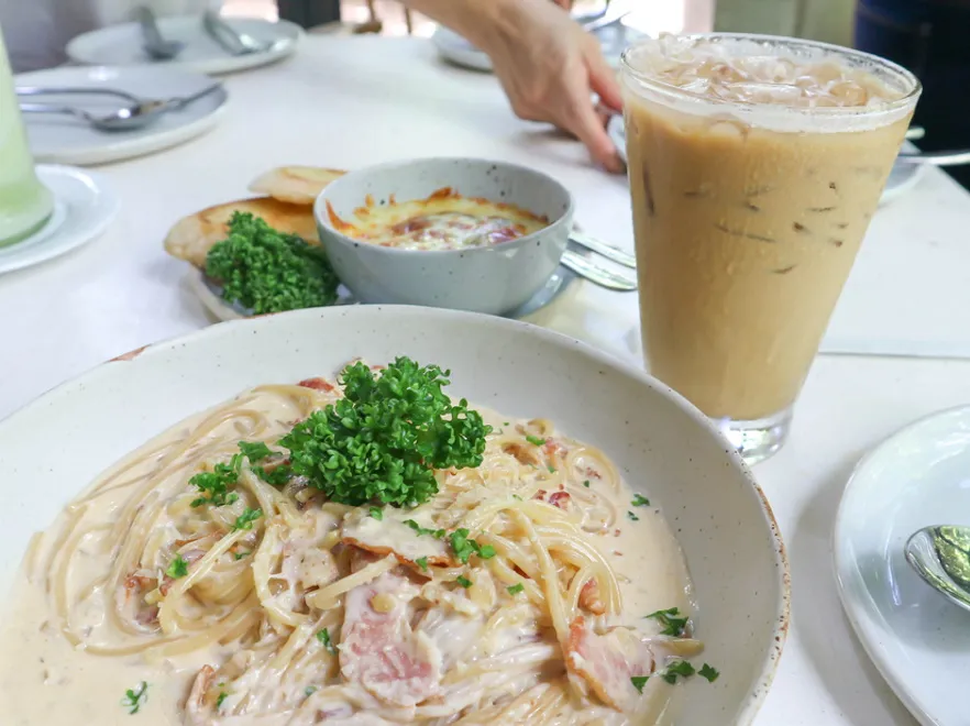 NIE dla cappuccino do spaghetti - oryginalny protest przy rzymskiej Fontannie di Trevi