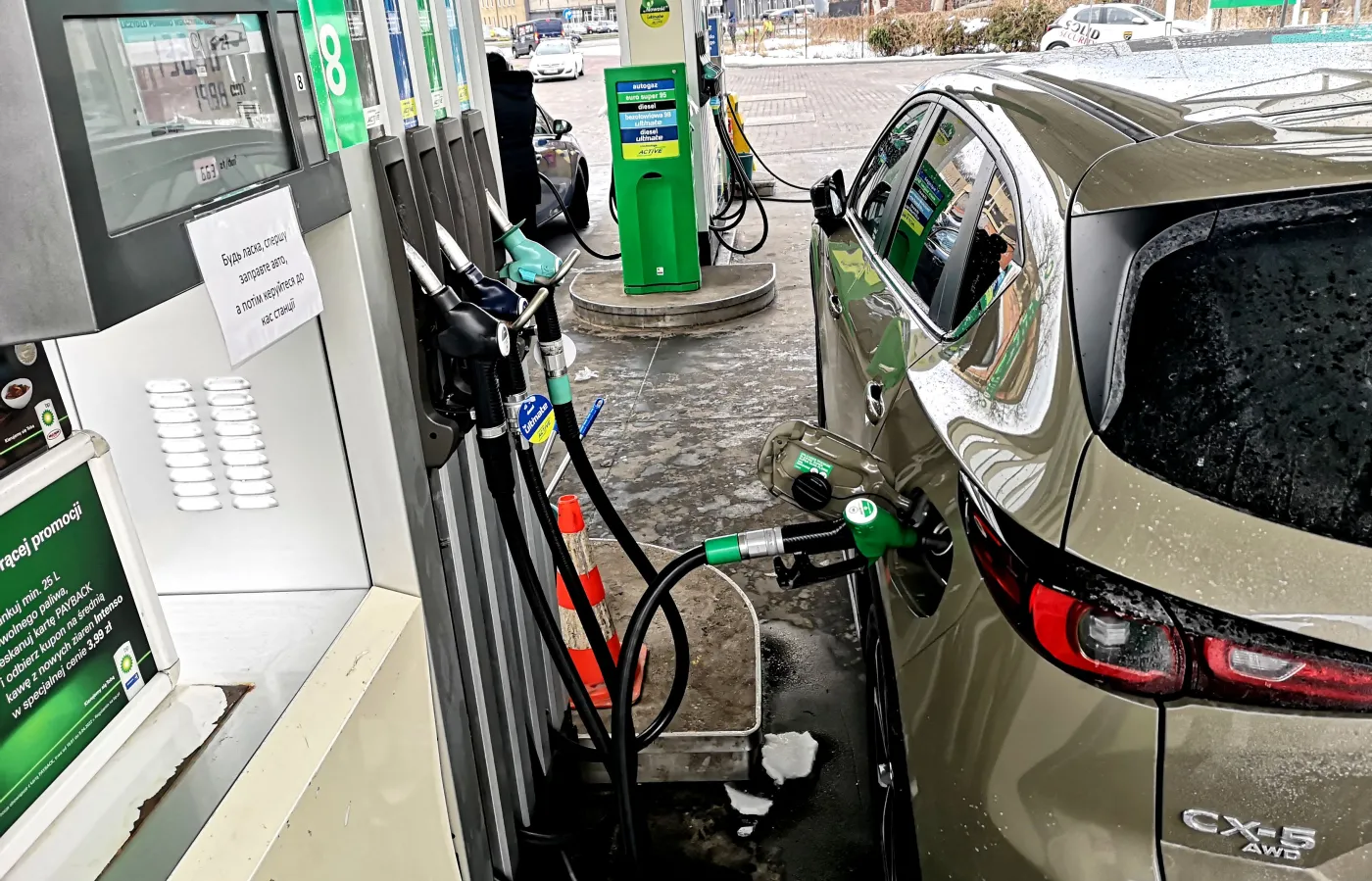 Nowe paliwo na stacjach. Które auta mogą tankować benzynę E10? Oto LISTA