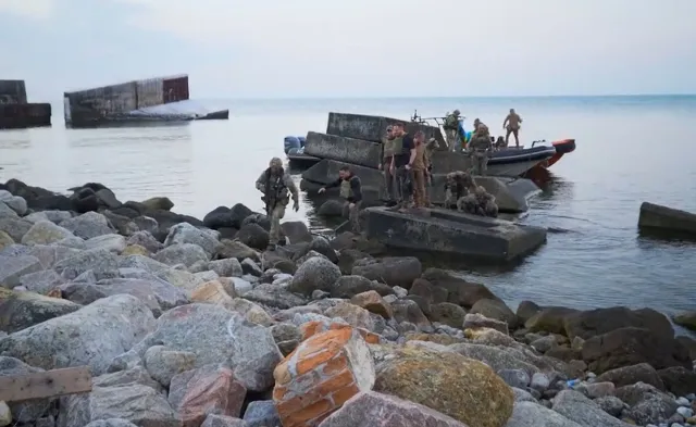 Prezydent Zełenski  na Wyspie Węży. W 500. dniu rosyjskiej agresji na pełną skalę