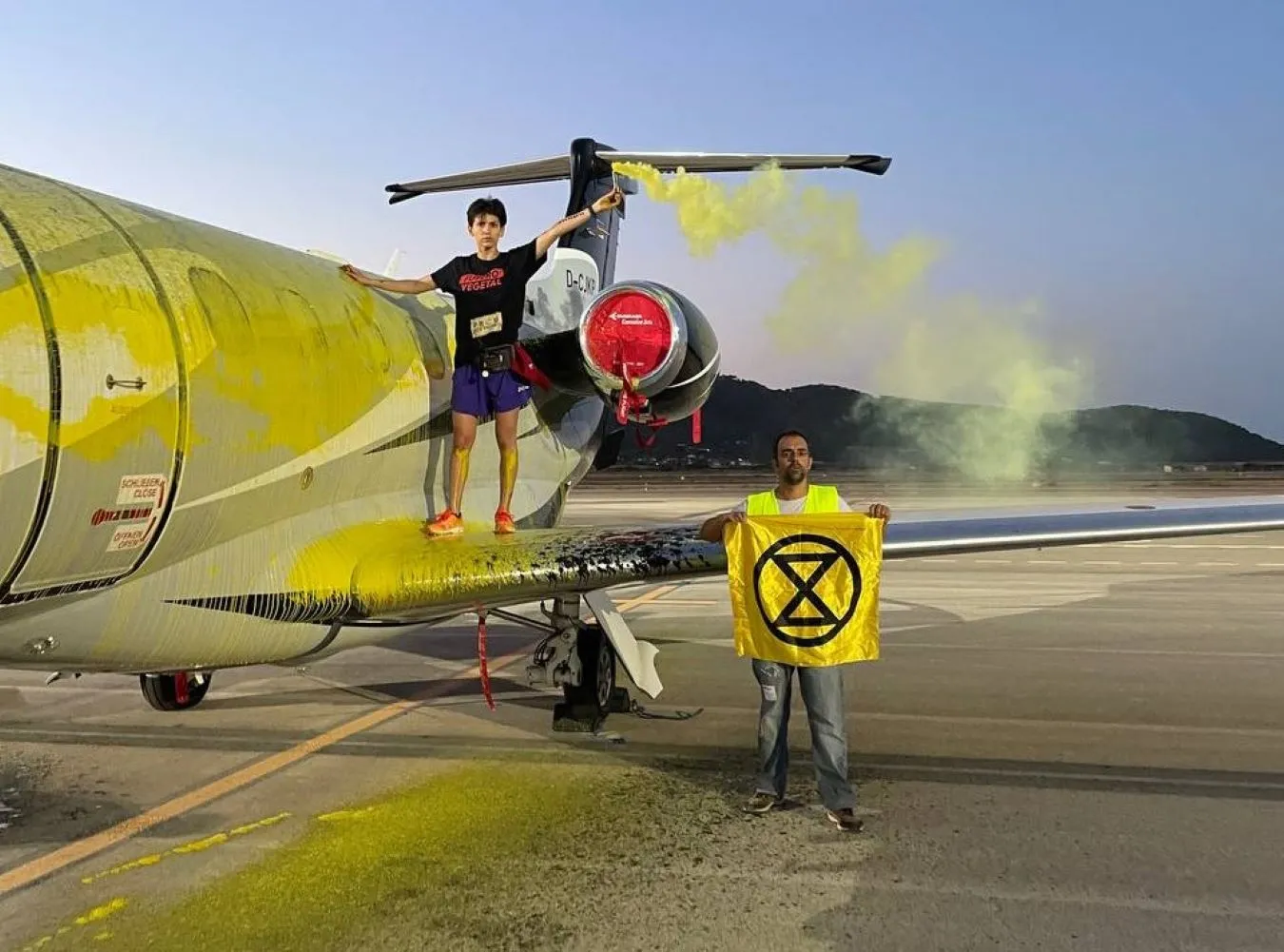 Lotnisko na Ibizie musiało wstrzymać ruch. Aktywiści przykleili się do samolotu