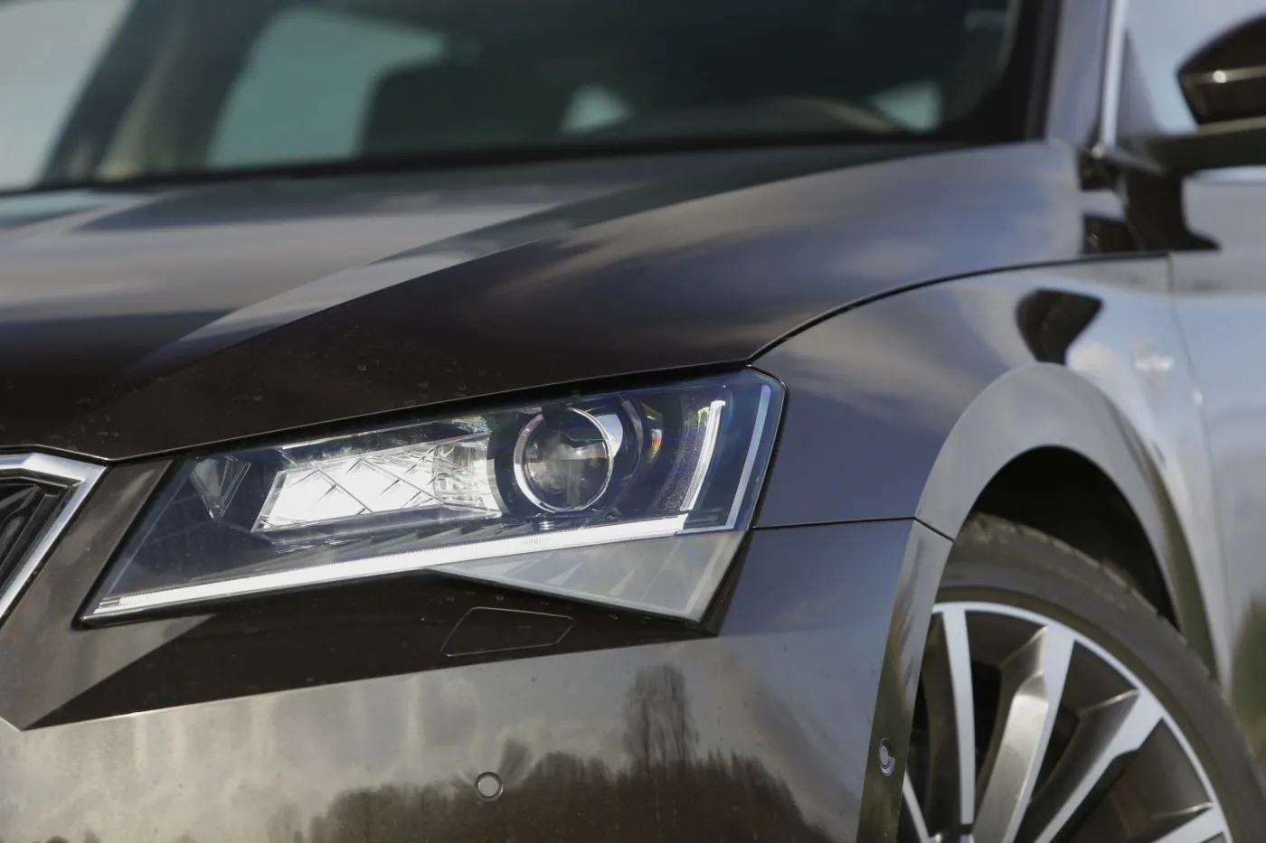 Tak, za światła też dostaniesz surowy mandat. Zaśnieżone światła oczywiście