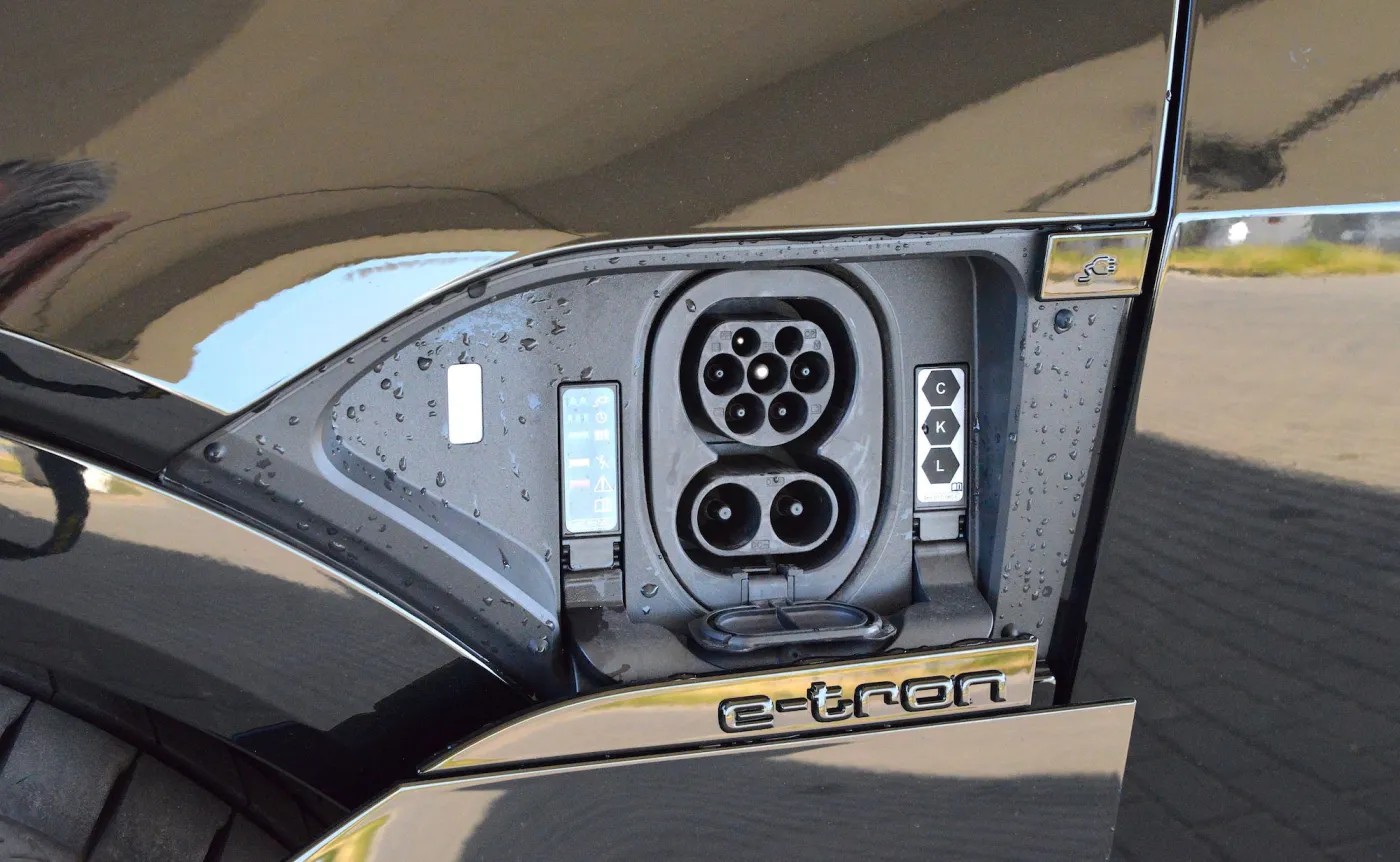 audi-q8-sportback-etron-55-quattro-37875069.jpg