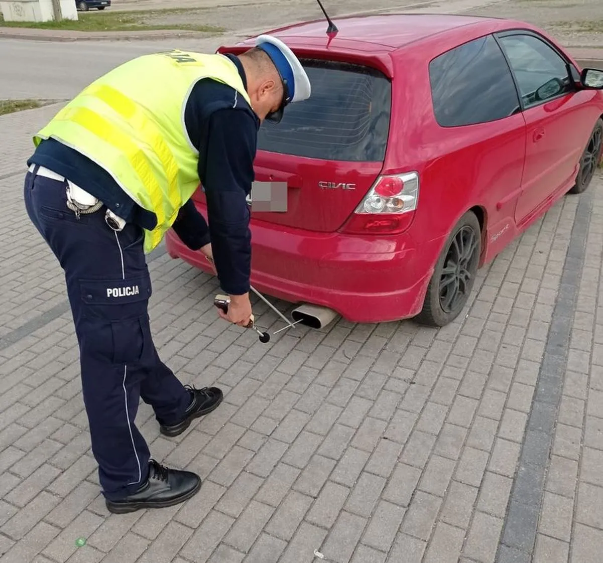 policjant-mierzy-halas-sonometrem-37900668.jpg