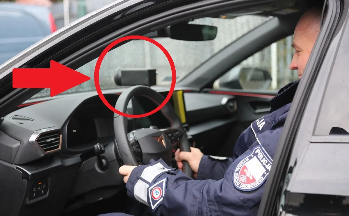 Policyjny Cupra Leon prowokuje rejestracją. Lepiej nie pytaj czy to przypadek