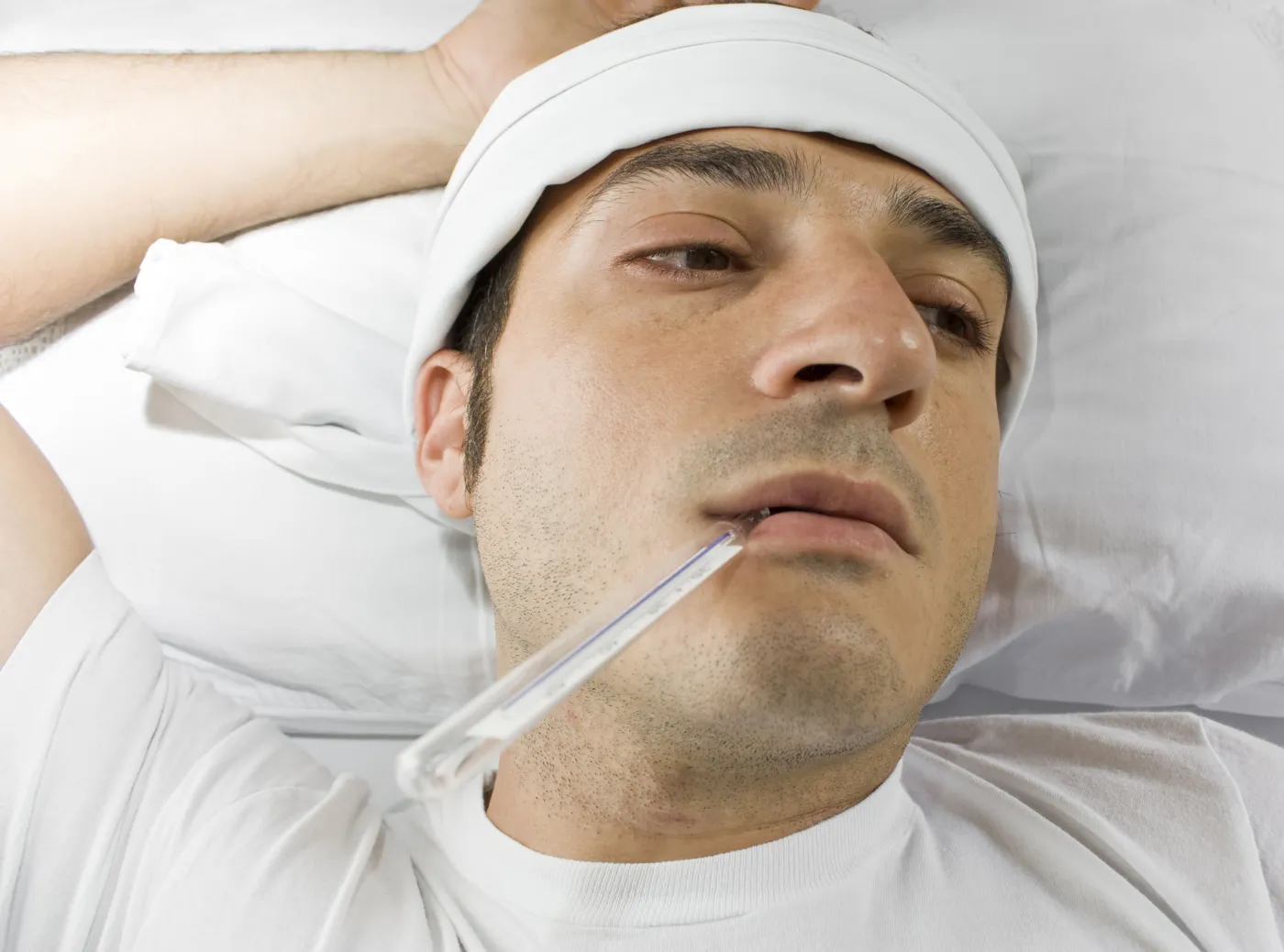 mężczyzna chory grypa przeziębienie gorączka