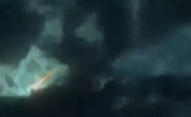 Smugi meteorytów na nocnym niebie. Jest NAGRANIE