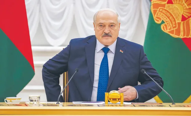 Łukaszenka delegalizuje emigrację. Białorusini zostaną bez paszportów?