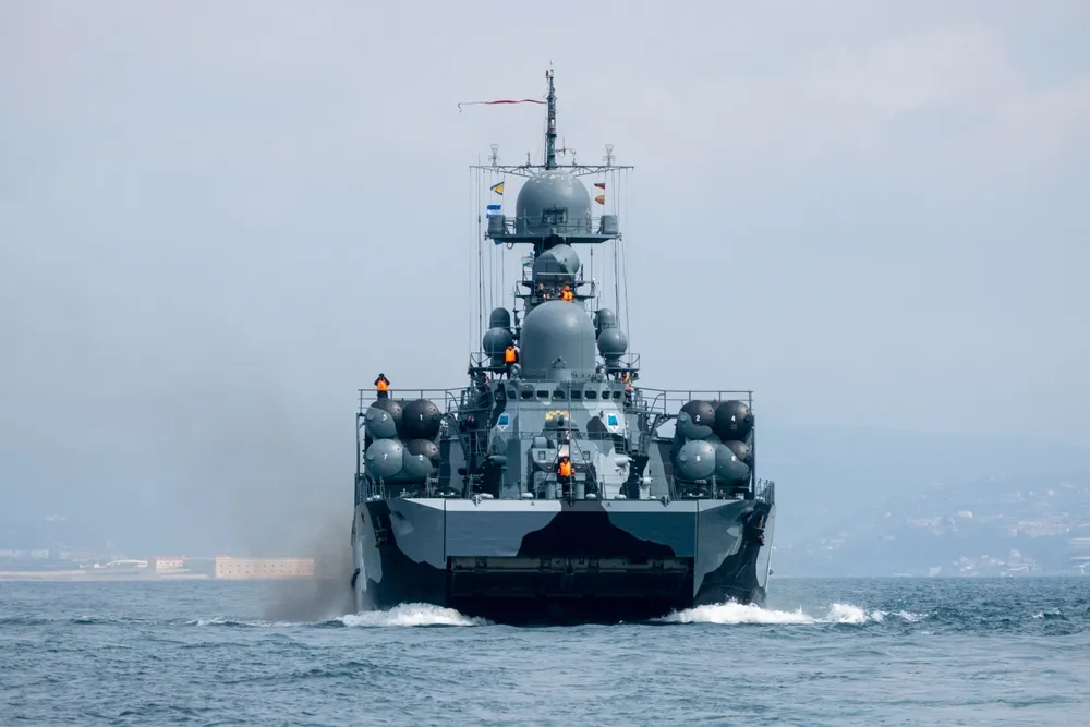 Atak na rosyjski okręt rakietowy. "Morski maluch" nadpłynął z tyłu...