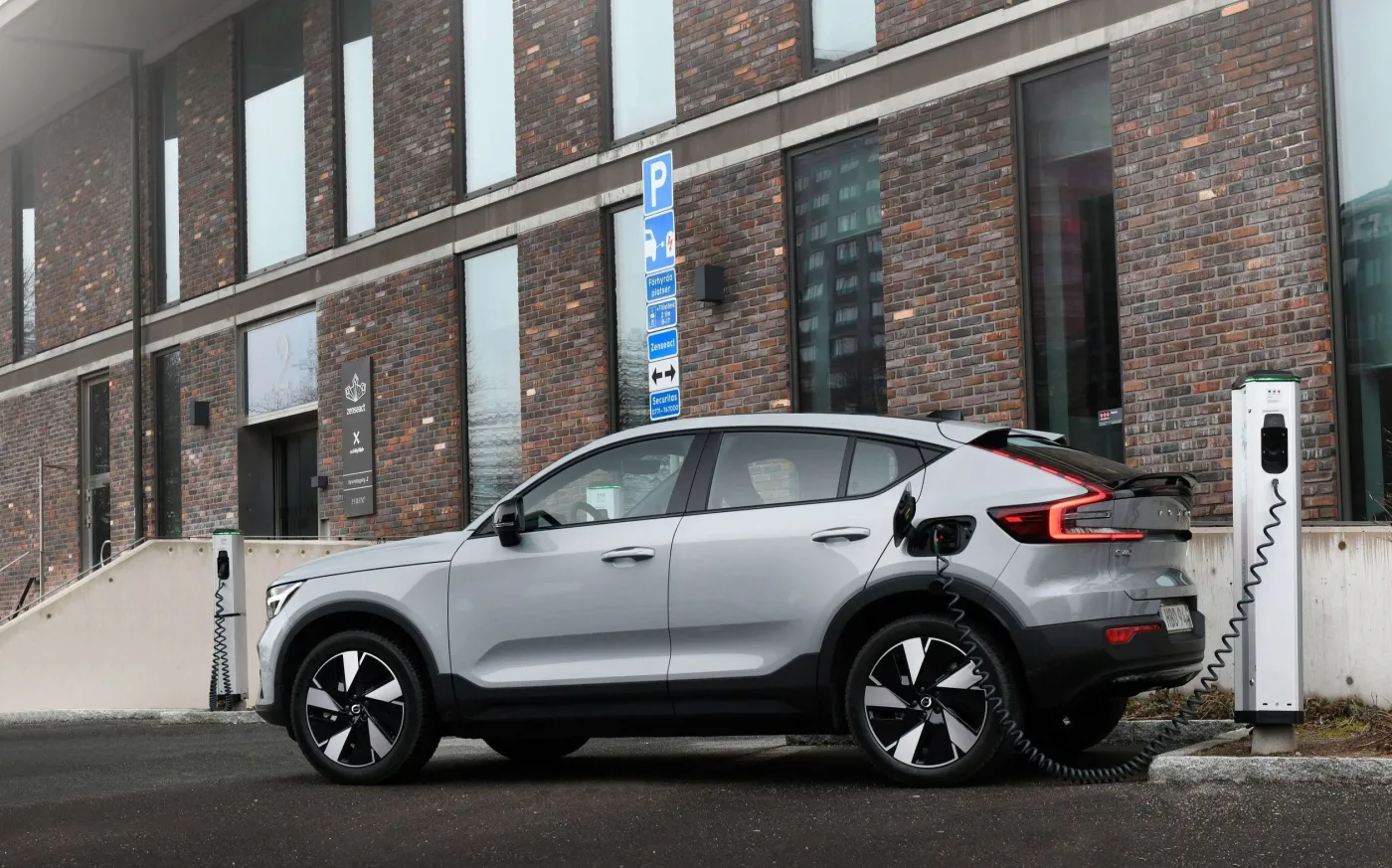 Volvo ułatwia życie kierowcom. 590 tys. ładowarek w zasięgu