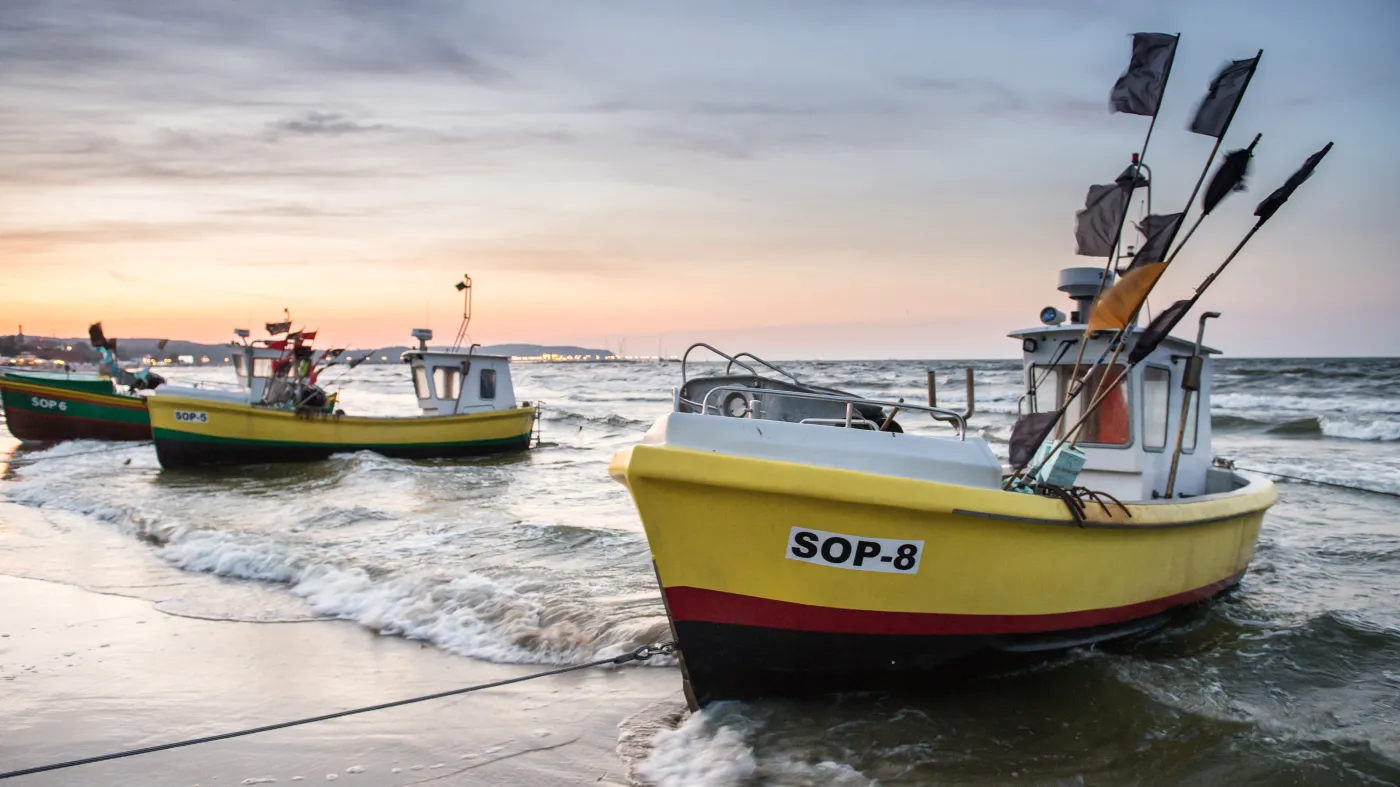 Sopot plaża kuter rybacki Morze Bałtyckie Bałtyk