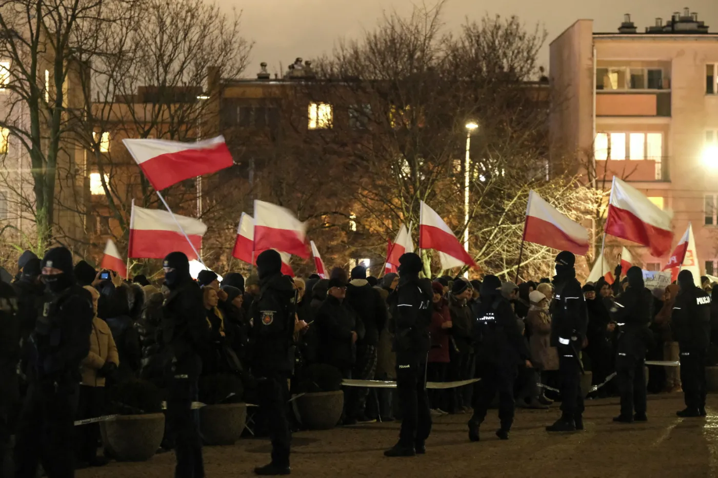 Uczestnicy protestu przed budynkiem TVP przy ulicy Woronicza w Warszawie