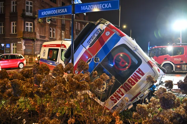 Dwie karetki na sygnale zderzyły się w centrum Krakowa