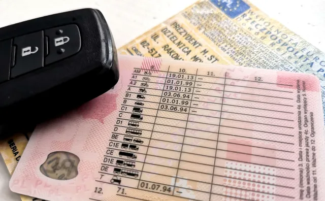 Prawo jazdy zbędne, tablica rejestracyjna na całe życie. Nowe przepisy z podpisem prezydenta