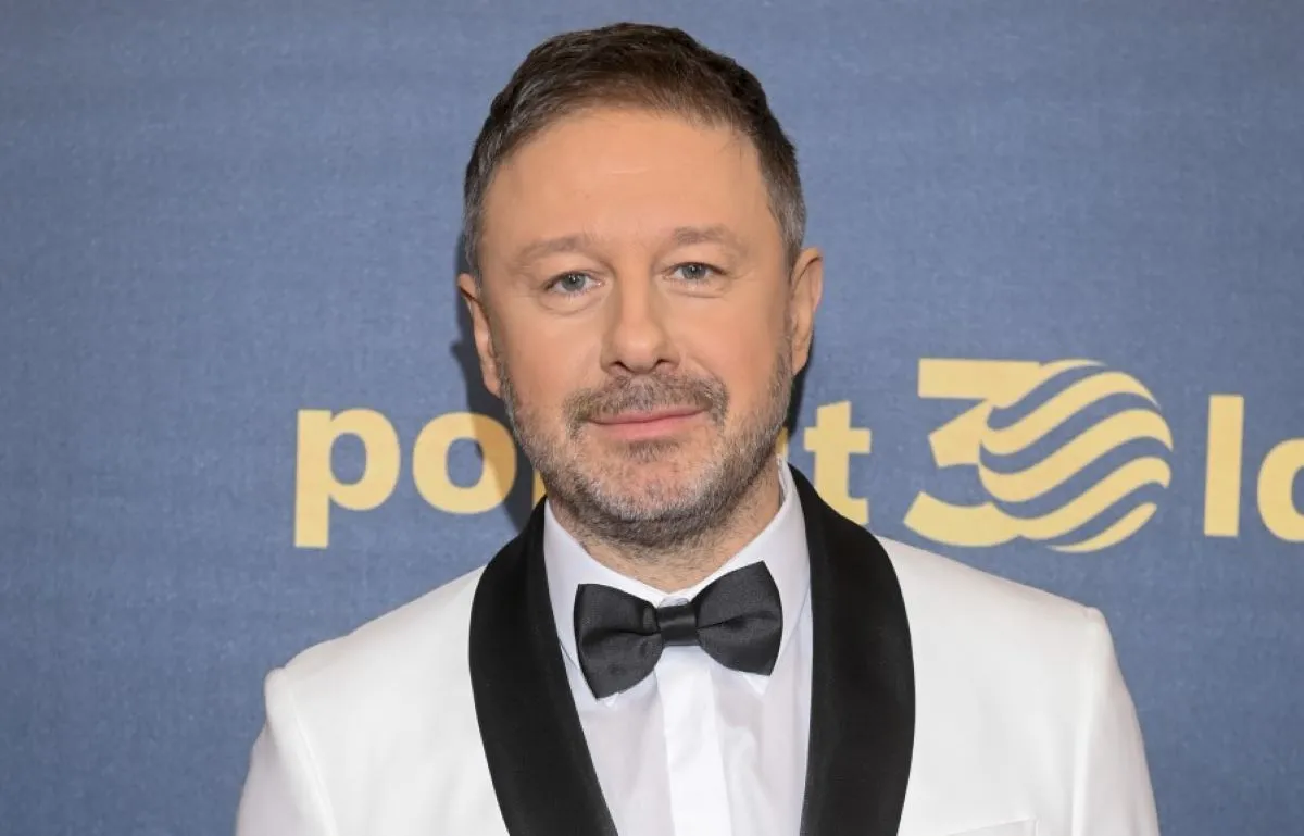 Śpiewa, gra, zaskakuje, po czym… znika na wsi. Andrzej Piaseczny kończy dziś 53 lata [FOTO]