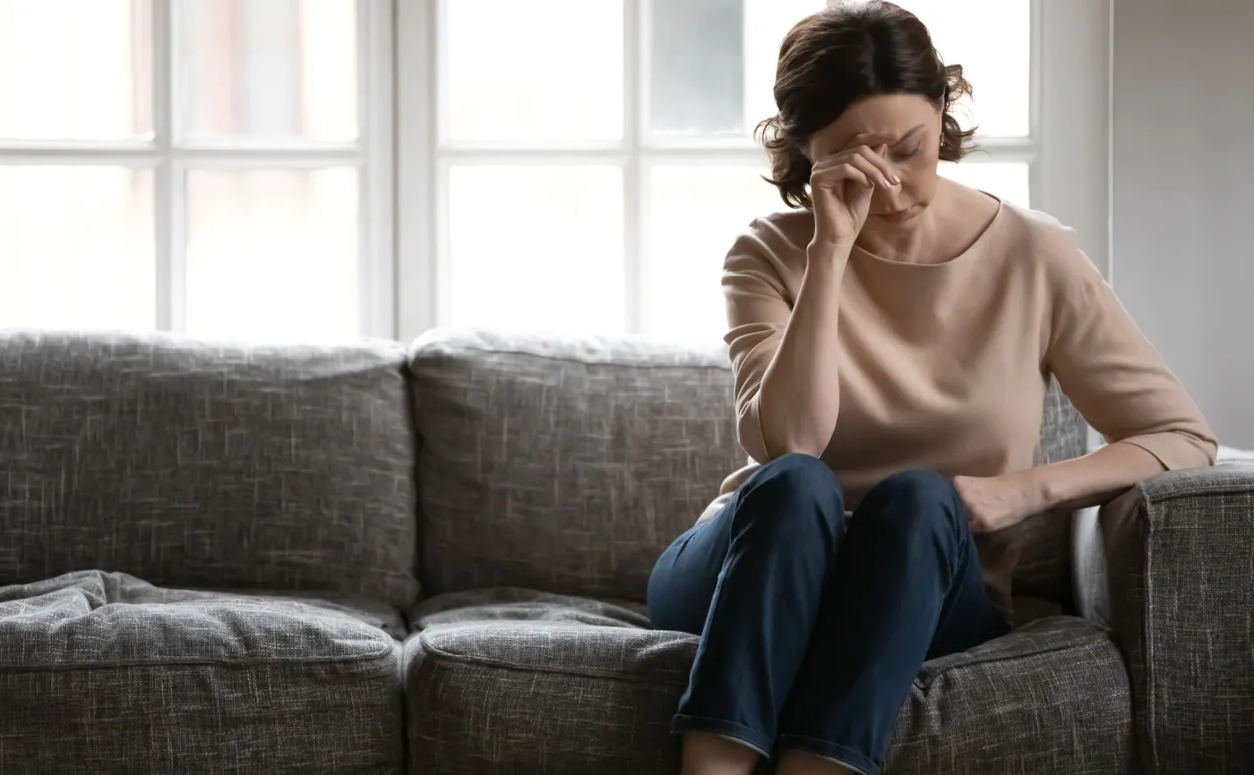 "Uśmiechnięta depresja". Jakie sygnały w zachowaniu świadczą o ukrytej depresji?