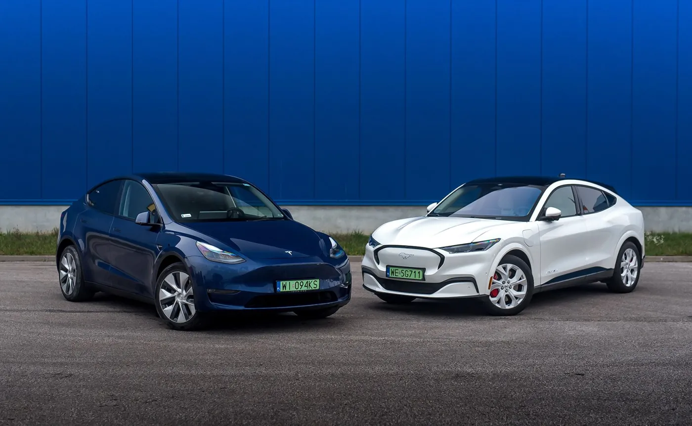 tesla-model-y-i-ford-mustang-mache-37671528.jpg