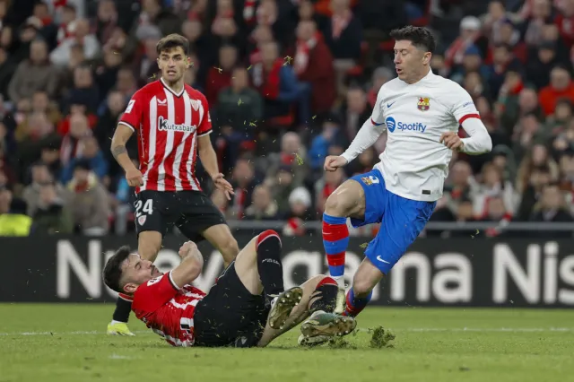 Robert Lewandowski "nakryty czapką". Barcelona nie zbliżyła się do Realu