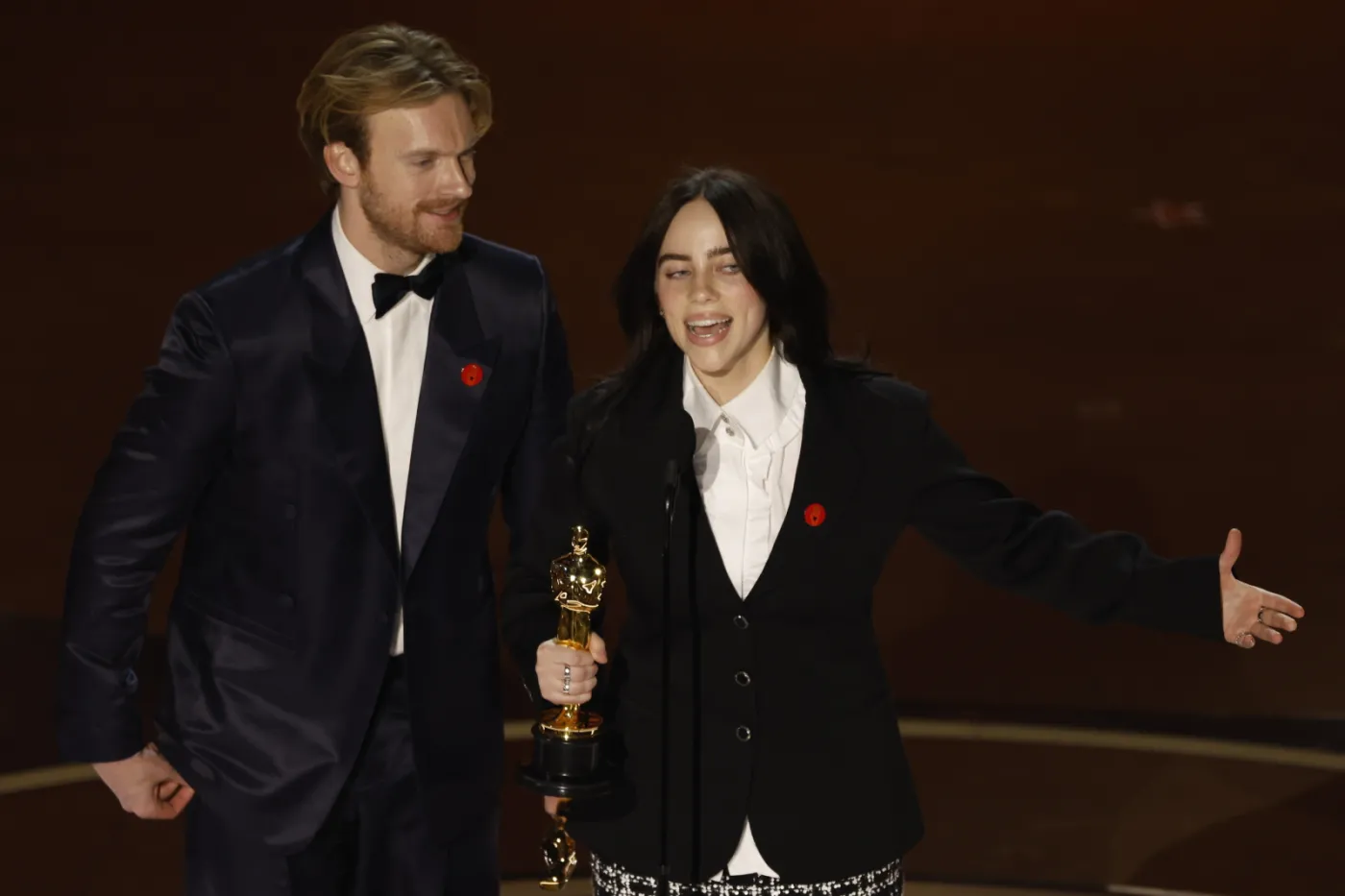 Oscary 2024. Gwiazdy noszą tajemnicze symbole. Co oznaczają czerwone przypinki?