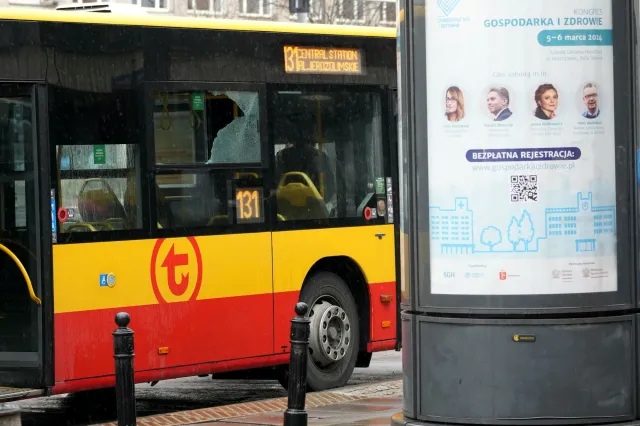Zatrzymano nastolatków po ostrzelaniu autobusów w Warszawie