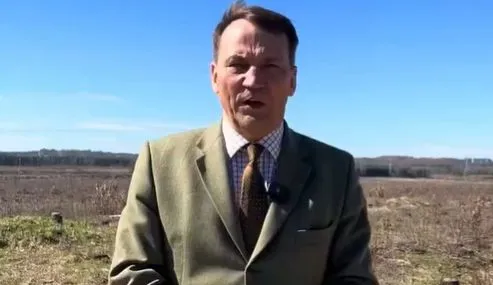Sikorski nagrał się na tle pola. "Były wielkie plany; jest ściernisko"