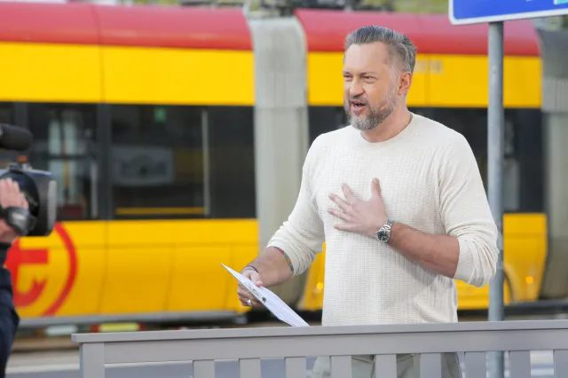 "Dzień dobry TVN". Marcin Prokop zaliczył upadek na wizji. Próbował ujeżdżać byka