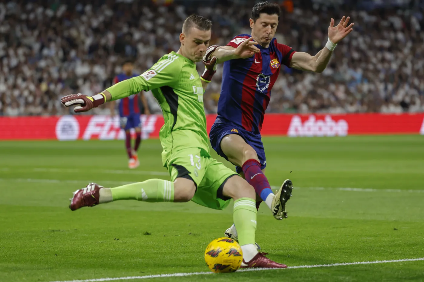 Koniec Lewandowskiego w 64. minucie El Clasico. Pięć goli w meczu Real-Barcelona [WIDEO]