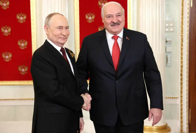 Łukaszenka nadskakiwał Putinowi. Uchwyciły to kamery