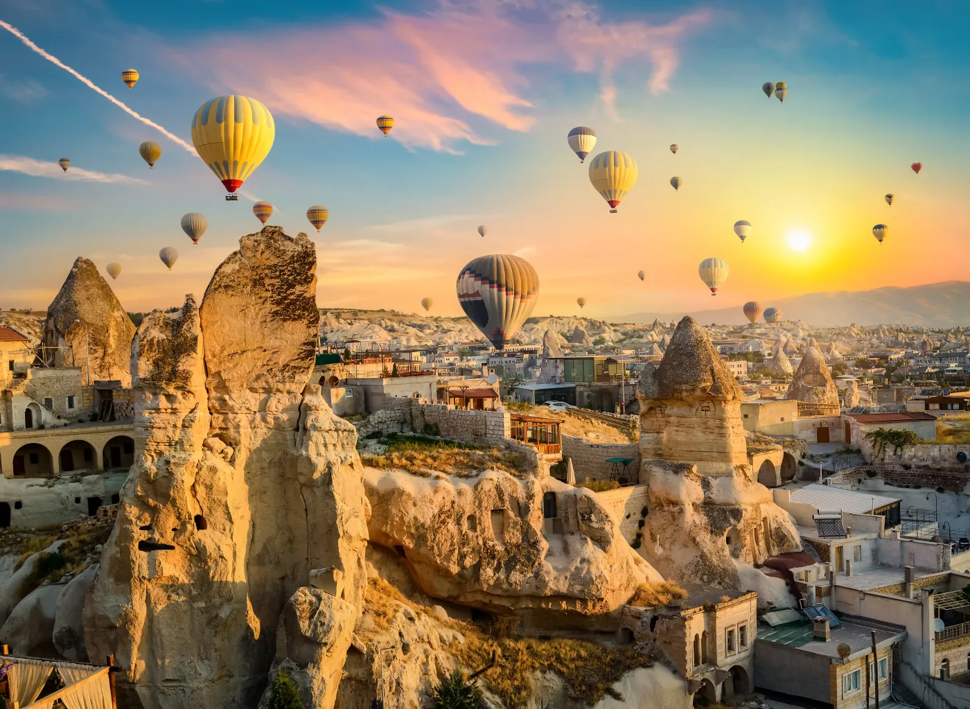 Kapadocja Turcja Hot,Air,Balloons,At,Sunset,In,Goreme,Village,,Cappadocia,,Turkey