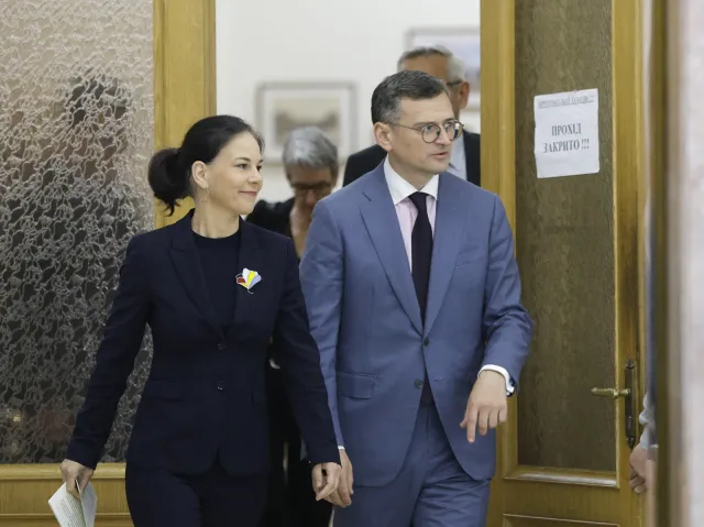 "Stamtąd przychodzi śmierć i zniszczenie". Kułeba "pracuje" nad przekonaniem Baerbock