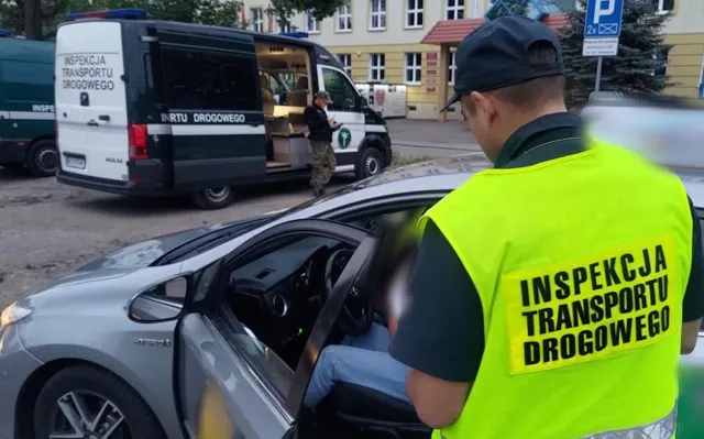 Zaglądają do aut, sprawdzają dokumenty. Nowe przepisy i masowe kontrole drogowe